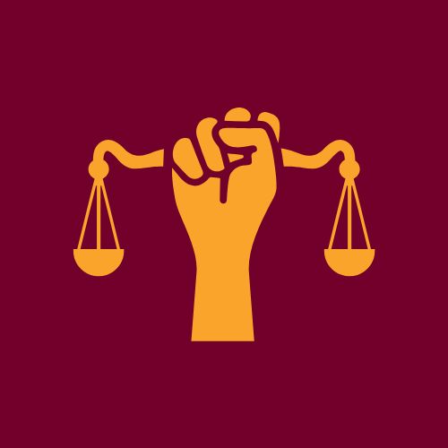 Faust hält Waage der Gerechtigkeit. Symbol für Arbeitsrecht und Gerechtigkeit.