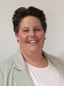 Porträtfoto einer Frau im Blazer, möglicherweise im Kontext der Kirchengewerkschaft Weser-Ems.