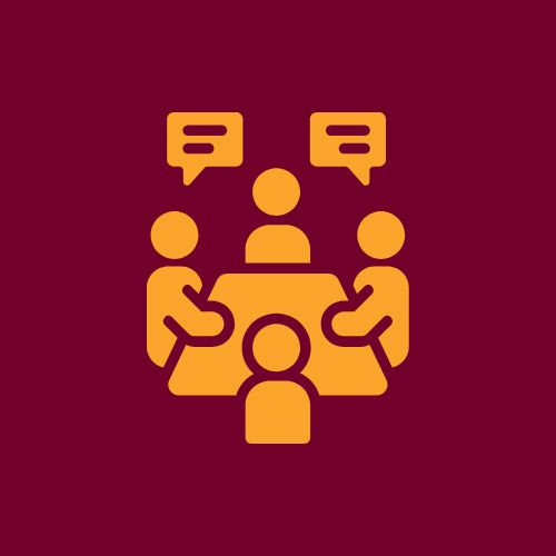 Besprechung am Tisch mit Gesprächsblasen