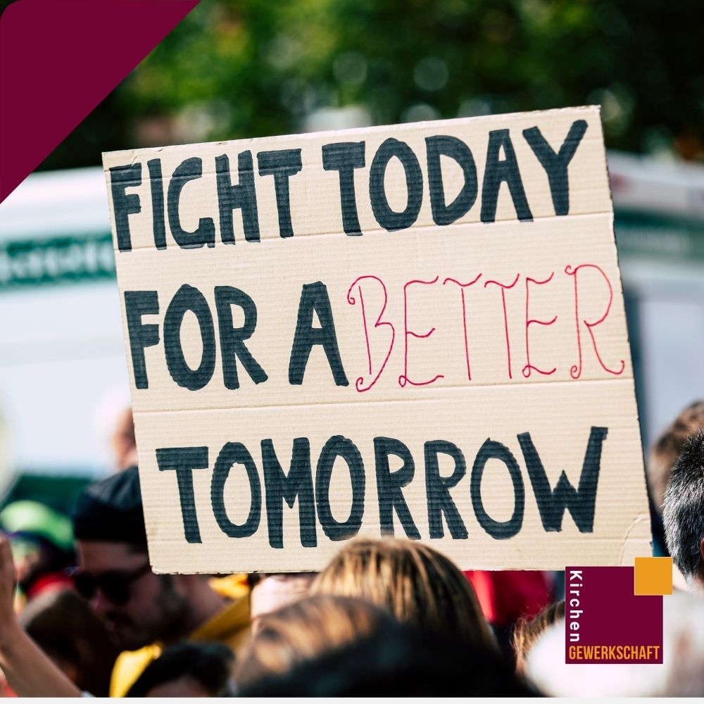 Demonstrant hält Schild: "Fight today for a better tomorrow". Aktuelles zur Mitgliedschaft.
