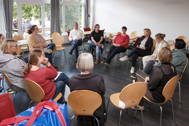 Gruppe von Personen sitzt im Kreis. LV Nord Terminplanungstreffen.