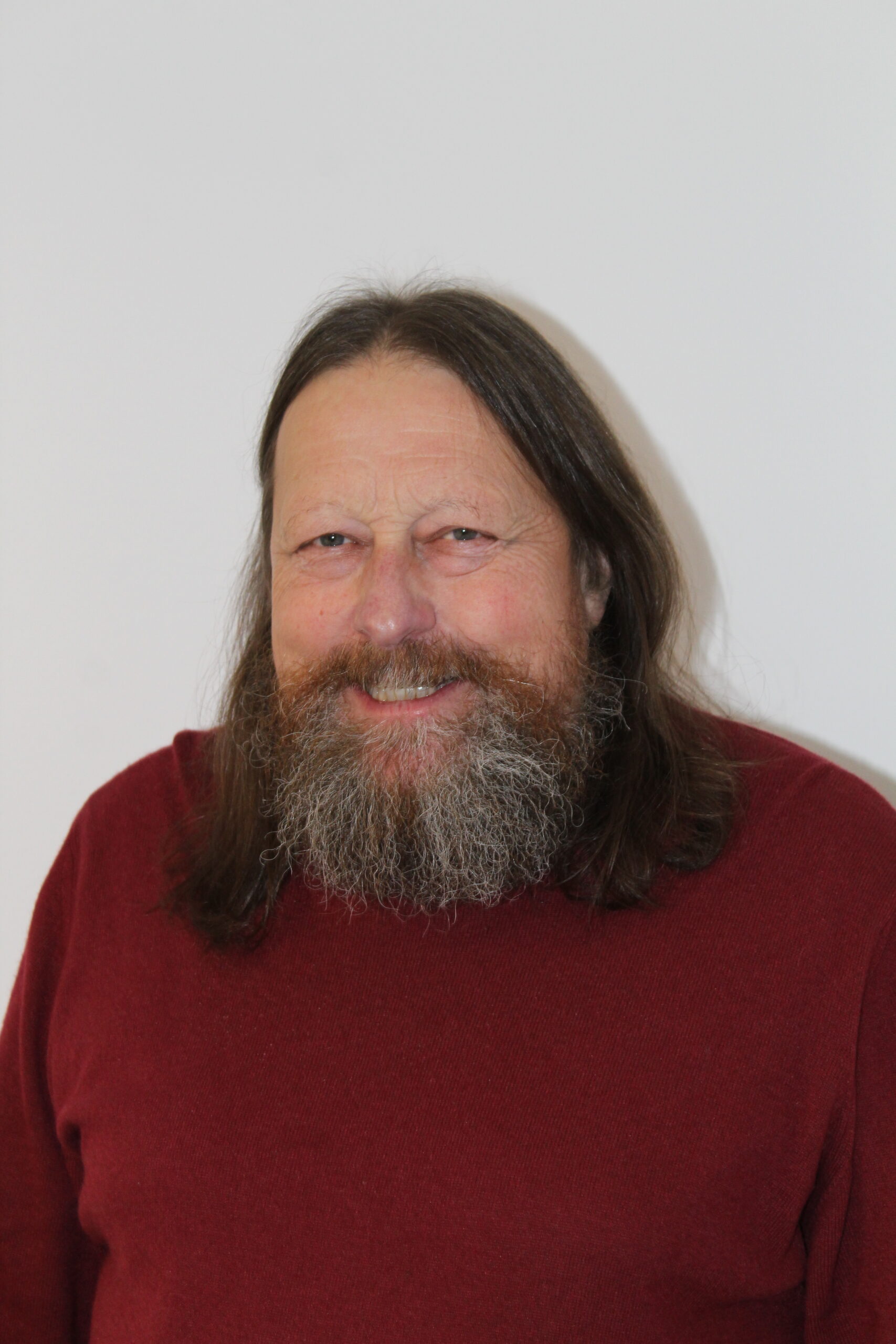 Porträt eines Mannes mit Bart, möglicherweise im Kontext der Kirchengewerkschaft Hessen.