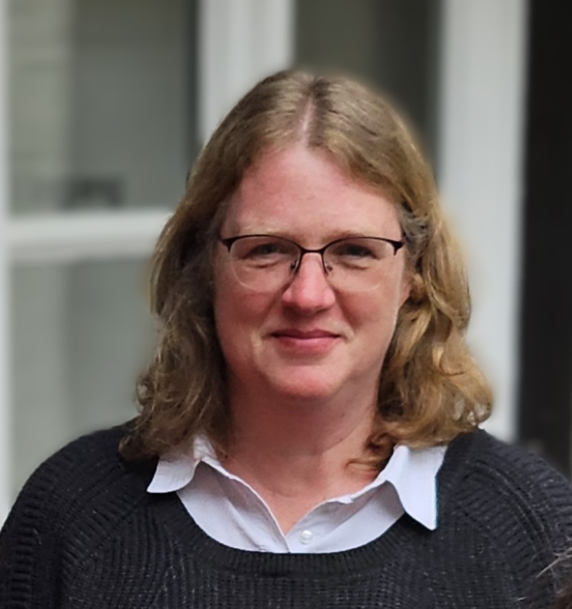 Porträt einer Frau mit Brille, die für die Kirchengewerkschaft Weser-Ems wirbt.