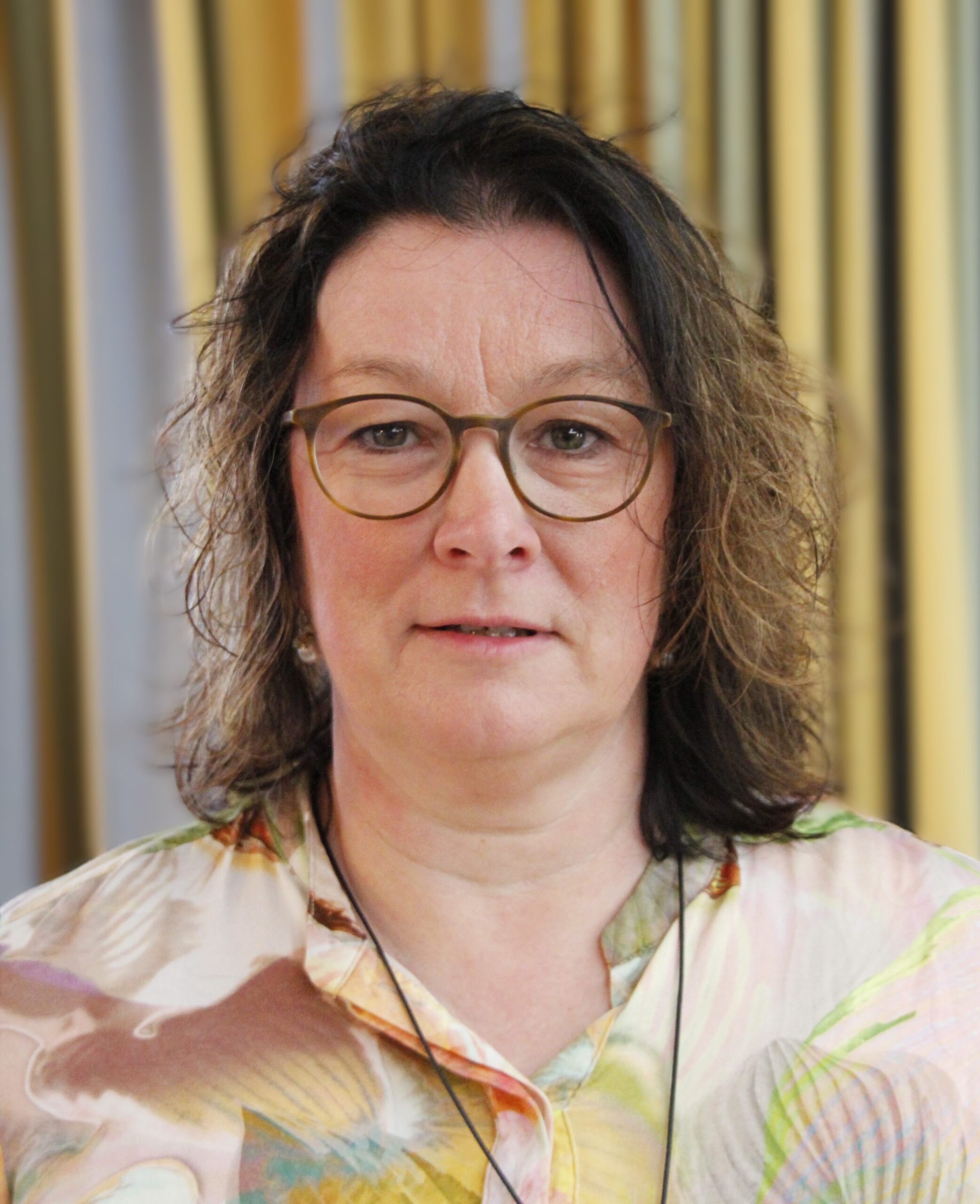 Porträt einer Frau mit Brille, Mitarbeiterin der Kirchengewerkschaft Weser-Ems