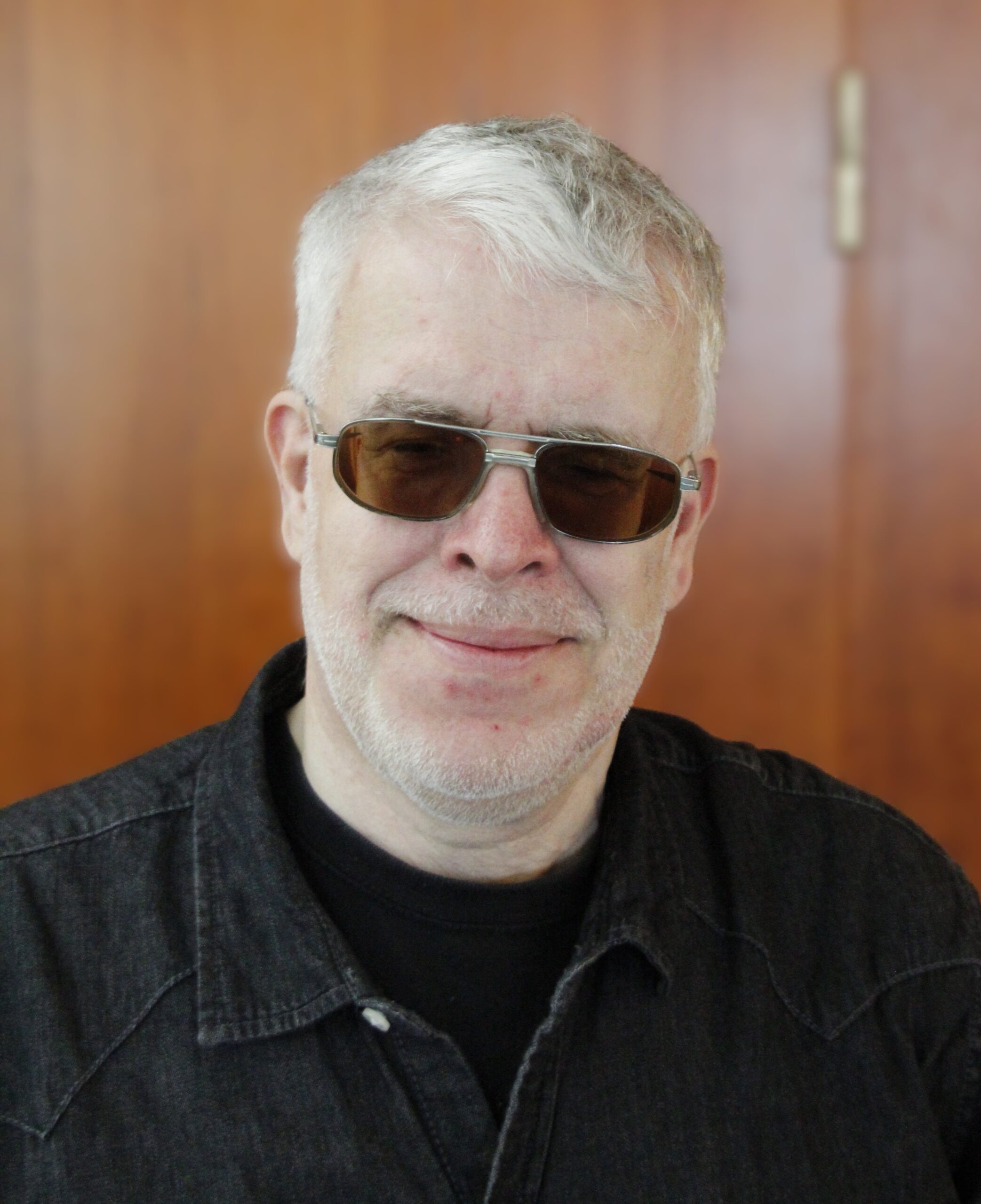 Porträt eines Mannes mit Brille und grauem Haar